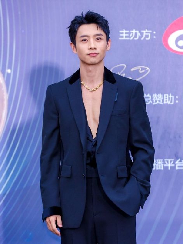 魏晨深V西装性感迷人