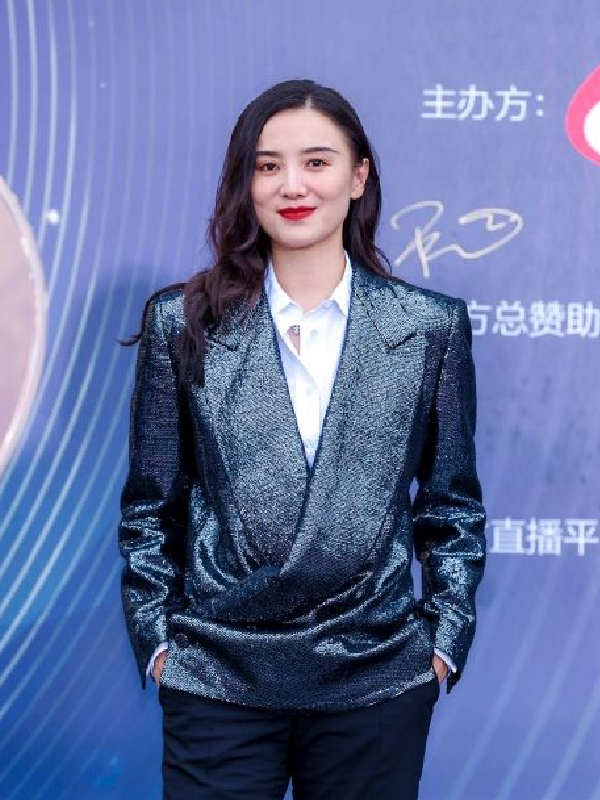 宋佳亮面西装飒气十足