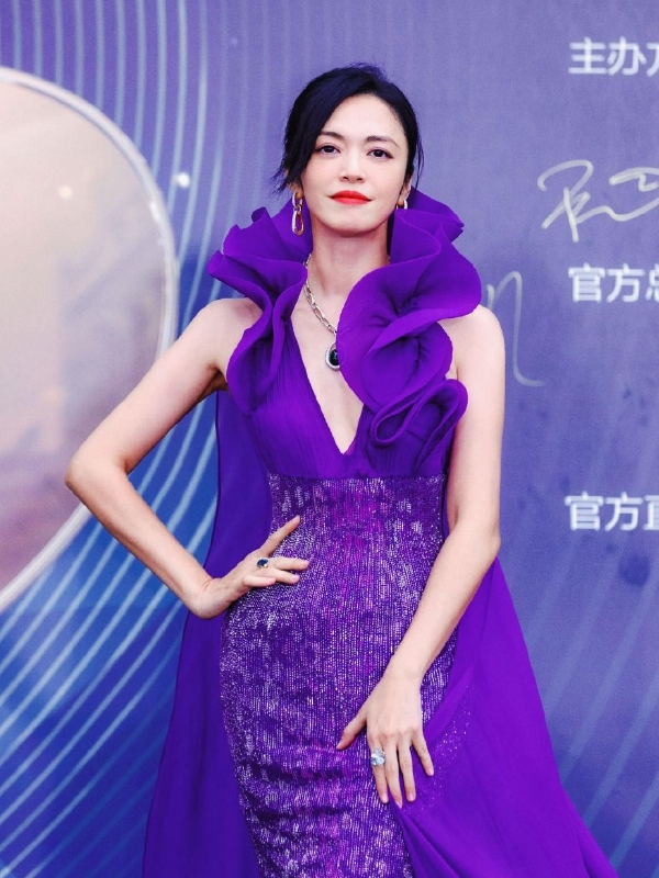 姚晨紫色拖尾裙华丽梦幻