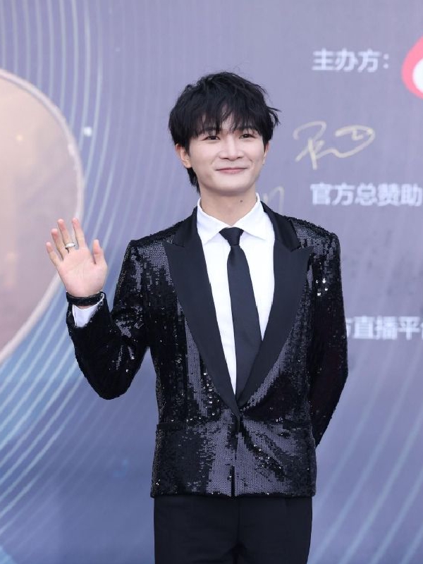 周深微笑招手致意