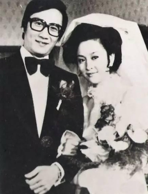 1974年3月，甄珍不顾父母反对，与谢贤在香港注册结婚。