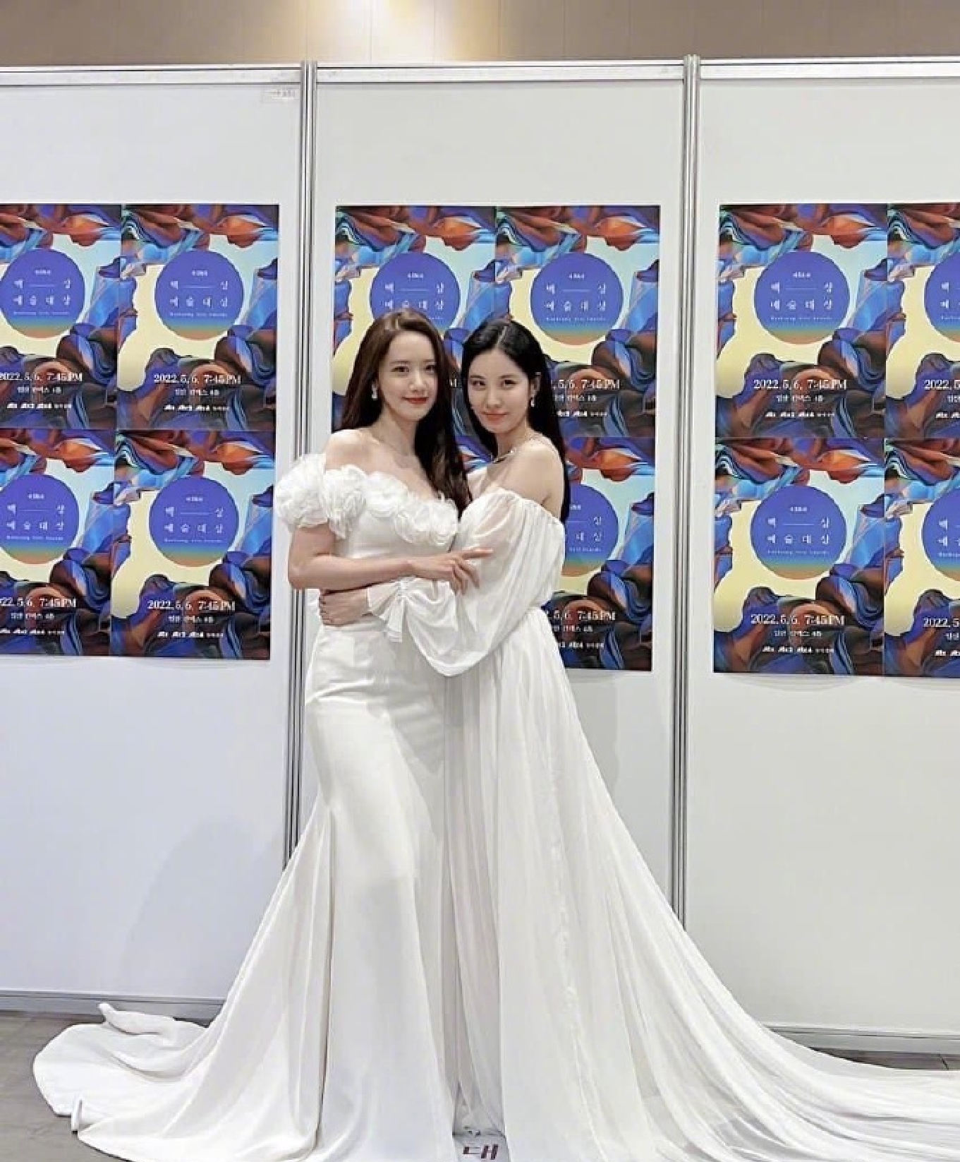 組圖：夢迴少時！林允兒徐賢百想藝術大賞後臺合照曝光