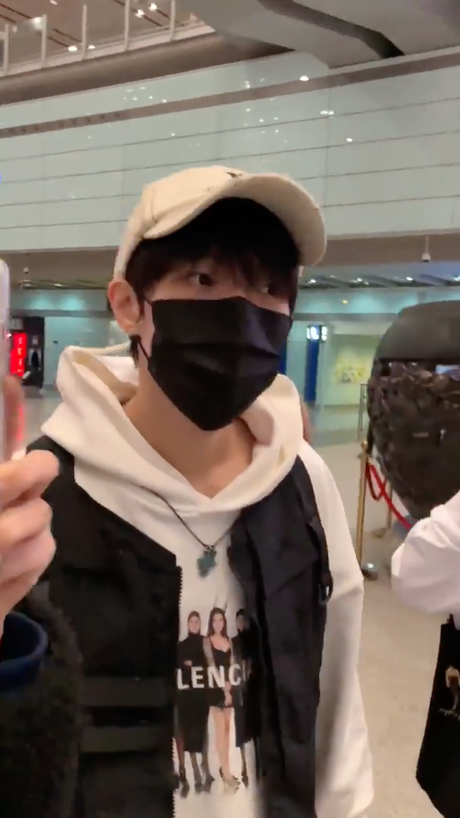 施展机场偶遇丁程鑫 透露两人刚刚还在发微信