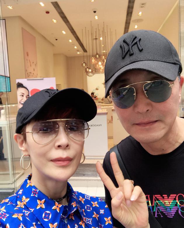 吴刚与岳秀清甜蜜合照超恩爱隔空喊话幸福在身边