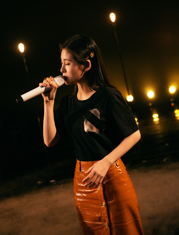 张碧晨献唱《强国一代有我在》。