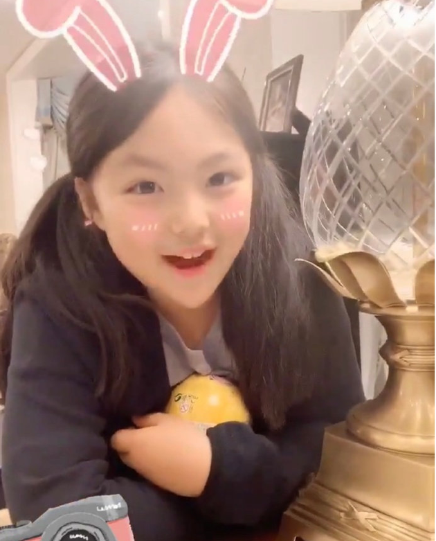 王诗龄近照笑容甜美