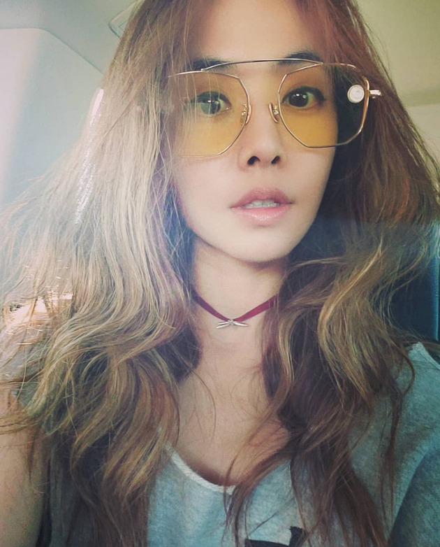  Jolin Tsai takes selfies 
