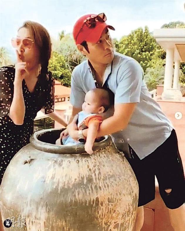 郑嘉颖带着4个月大的儿子外游庆祝太太陈凯琳生日。