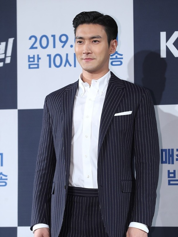 爱犬两年前咬人致死崔始源新剧发布会鞠躬道歉