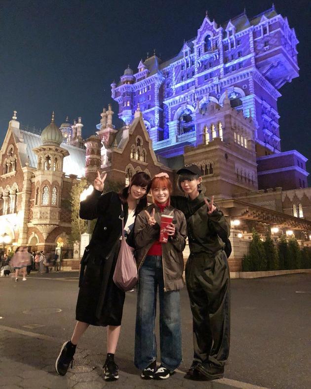 卡莉怪妞公开合照与桥本环奈最上摩卡游迪士尼