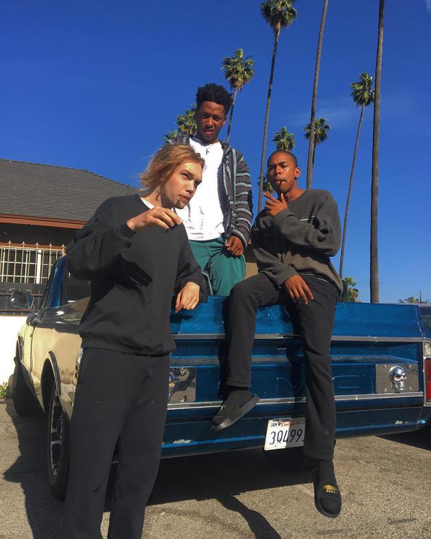 查理·普拉默新片《沟壑》杀青 晒与卡司合照