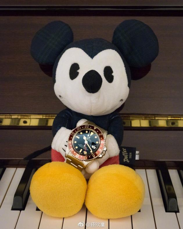 米老鼠抱手表超可爱