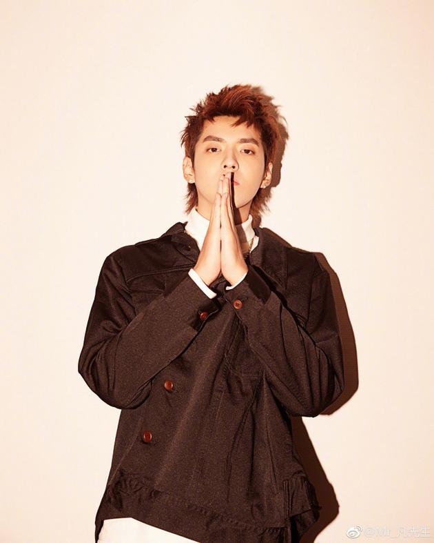 吴亦凡穿黑衣帅气有型 托腮沉思双手合十眼神深邃