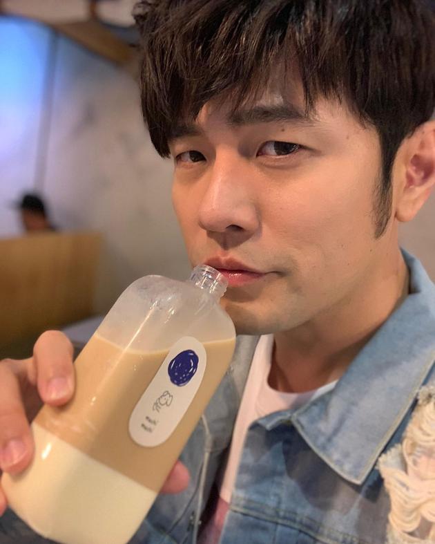 周杰伦晒喝奶茶自拍怕太瘦了歌迷认不出