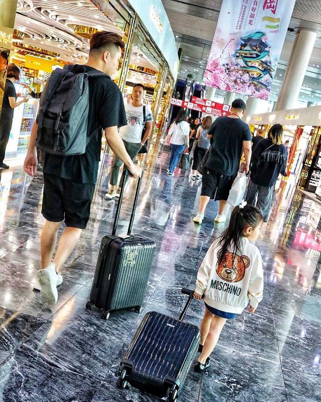 黄心妙一家去旅游