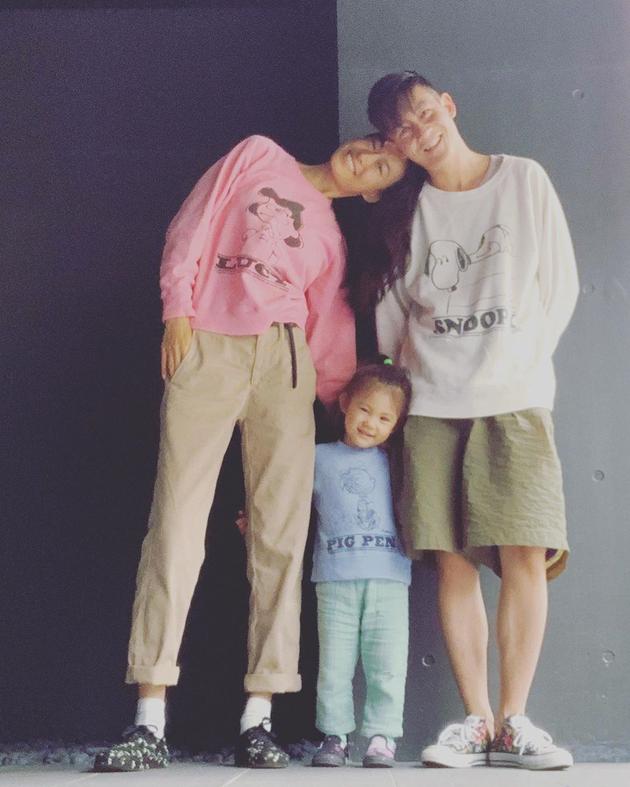 陈冠希一家三口