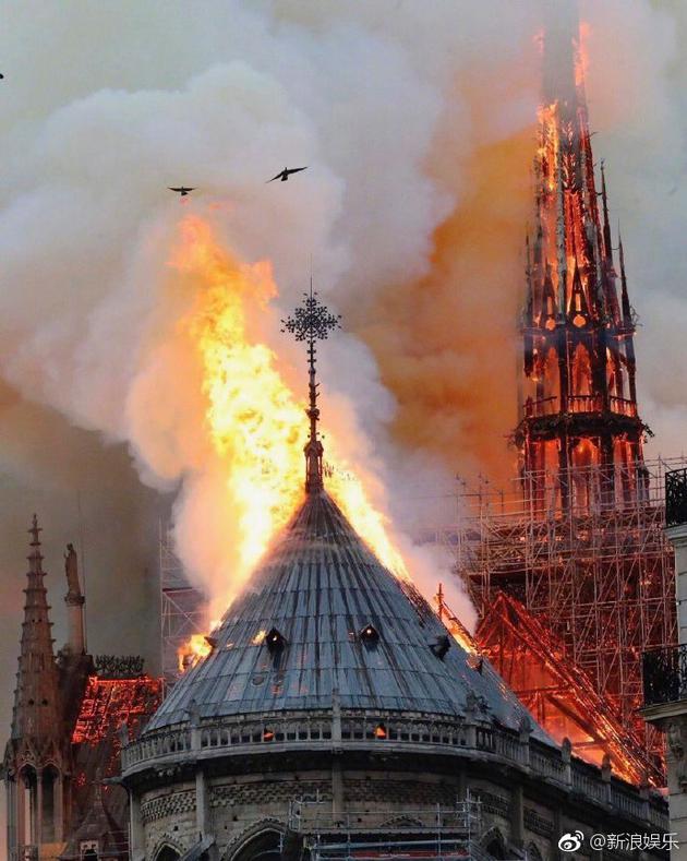 巴黎圣母院大火。