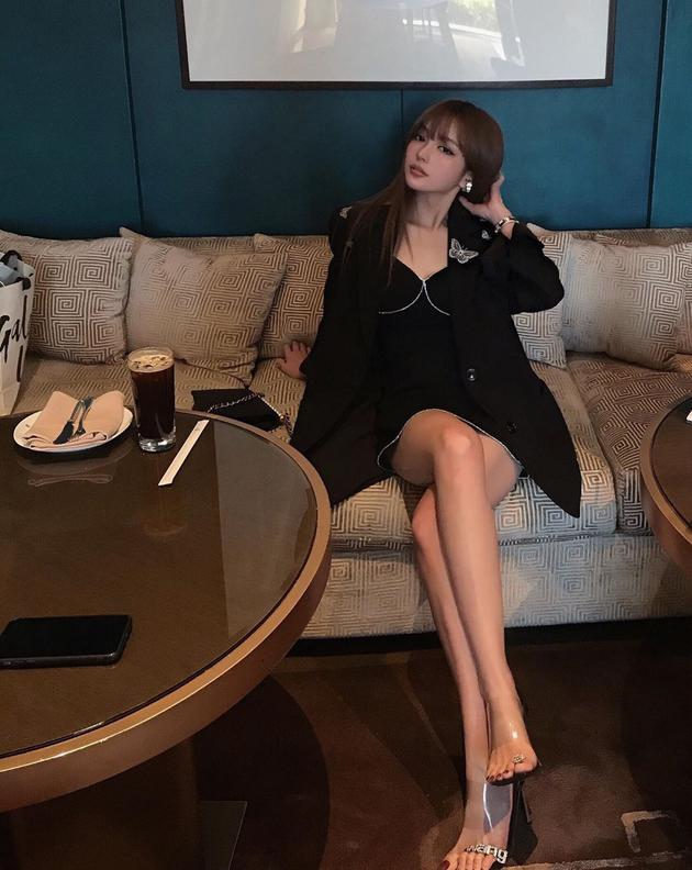 周扬青衣服设计性感被妈妈吐槽:你这是教坏小女孩_手机新浪网