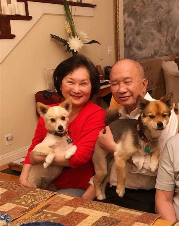 牛春龙(左)与吴宇森定居美国多年。