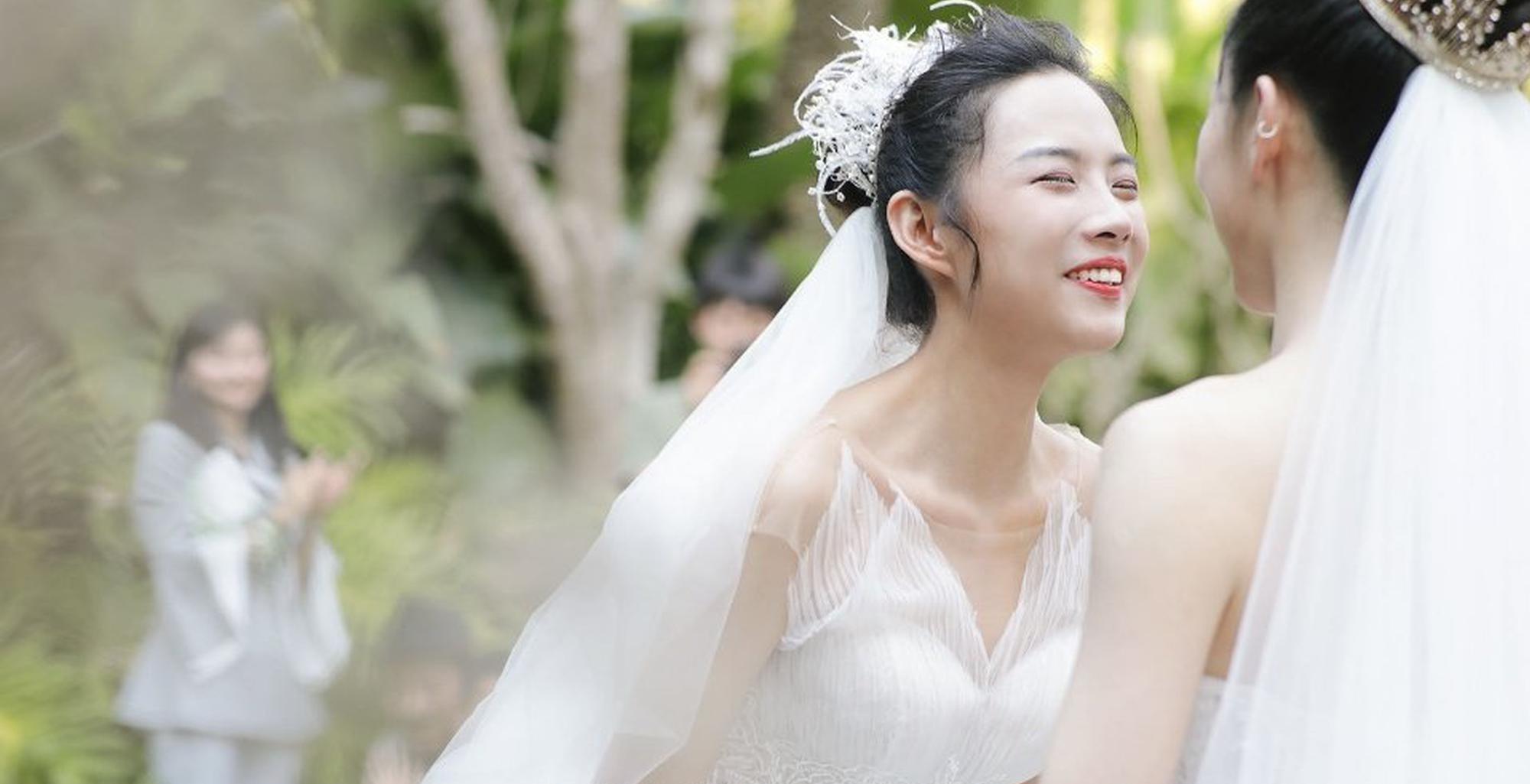 组图：杨丽萍徒弟水月婚礼现场曝光 两人穿婚纱挽手幸福满满