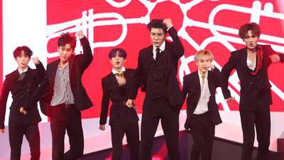 乐华七子NEXT《Wait A Minute》热情开场