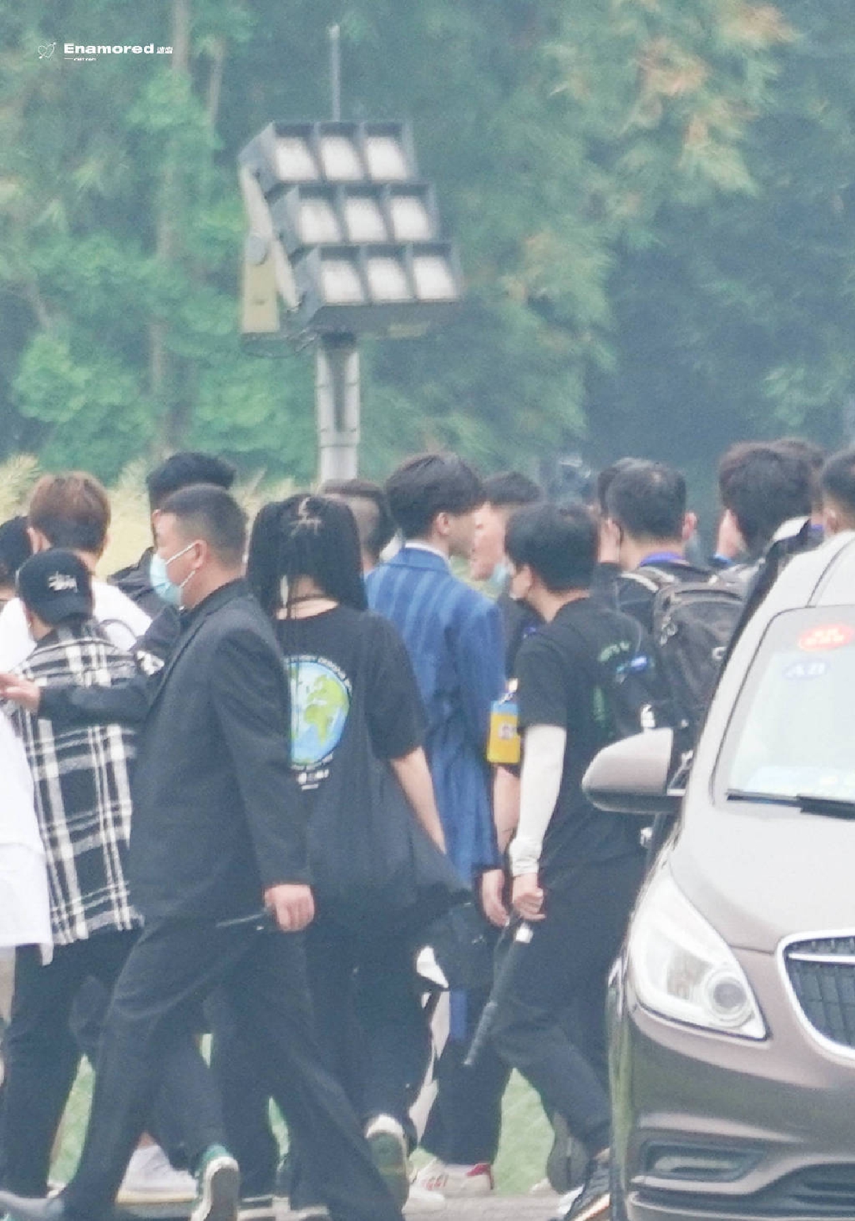 组图：蔡徐坤奔跑吧录制路透图曝光穿条纹西装人群中亮眼第3张图片