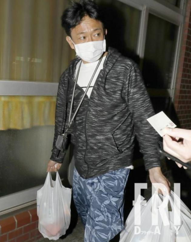 城岛茂外出购物接受采访