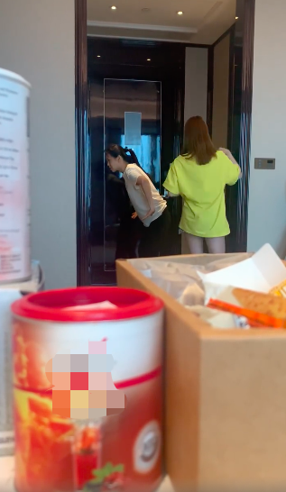 秦昊偷拍老婆练舞伊能静发现直呼他泄其底很欠揍