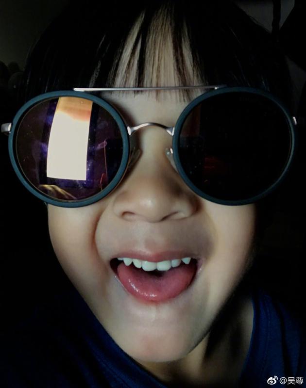 吴尊晒姐弟检查牙齿萌图max戴墨镜吐舌秀白牙