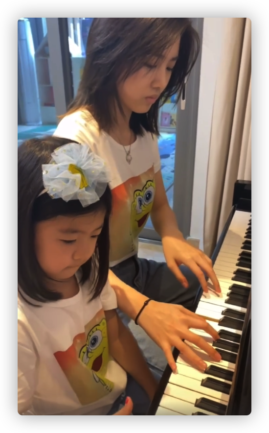 两个女儿弹钢琴