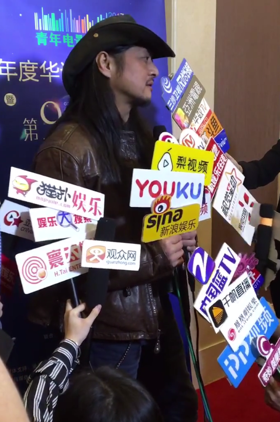 张杨公开亮相被问“小二姐”