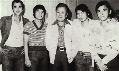 As the director, Zhang Che (middle) has discovered many excellent actors, including Di Long (first from left), Fu Sheng (second from left), Chen Guantai (second from right), and David Jiang (first from right).