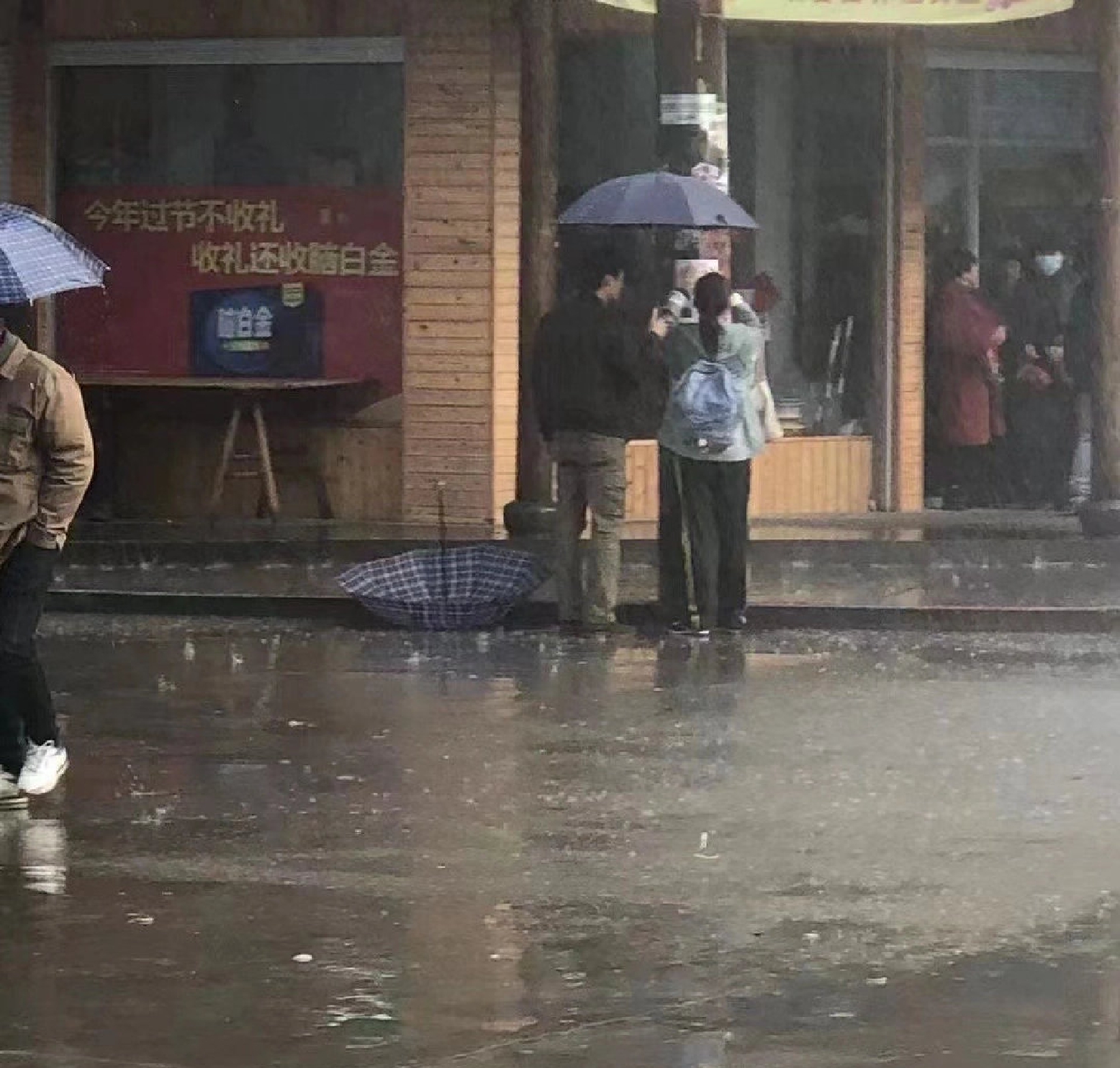 组图：李易峰张婧仪《操场》路透曝光二人撑伞雨中同框第1张图片
