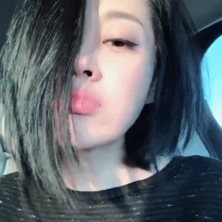 许晴自拍嘟嘴卖萌媚眼如丝很撩人