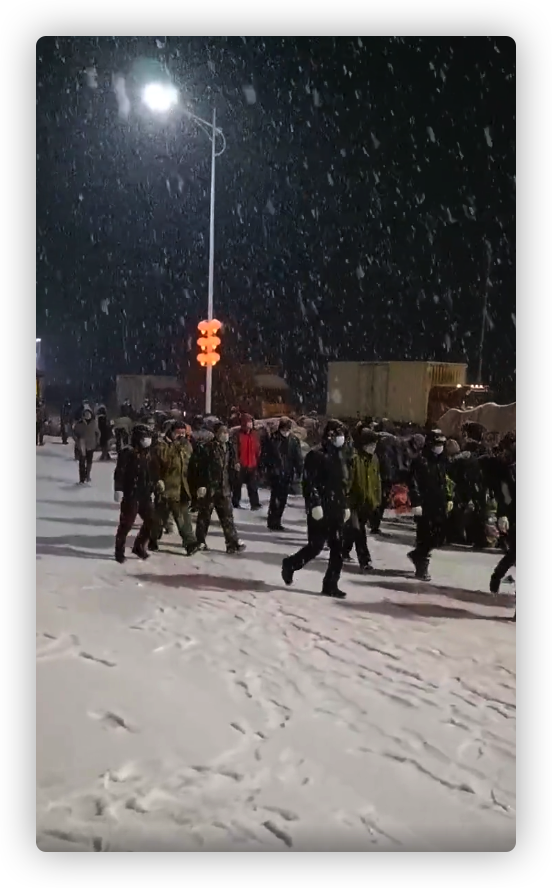 集安人冒雪为通化送菜缝纫机乐队集体转发加油 大鹏 李鸿其 缝纫机乐队 新浪娱乐 新浪网 集安人冒雪为通化送菜缝纫机乐队集体转发加油 大鹏 李鸿其 缝纫机乐队 新浪娱乐 新浪网