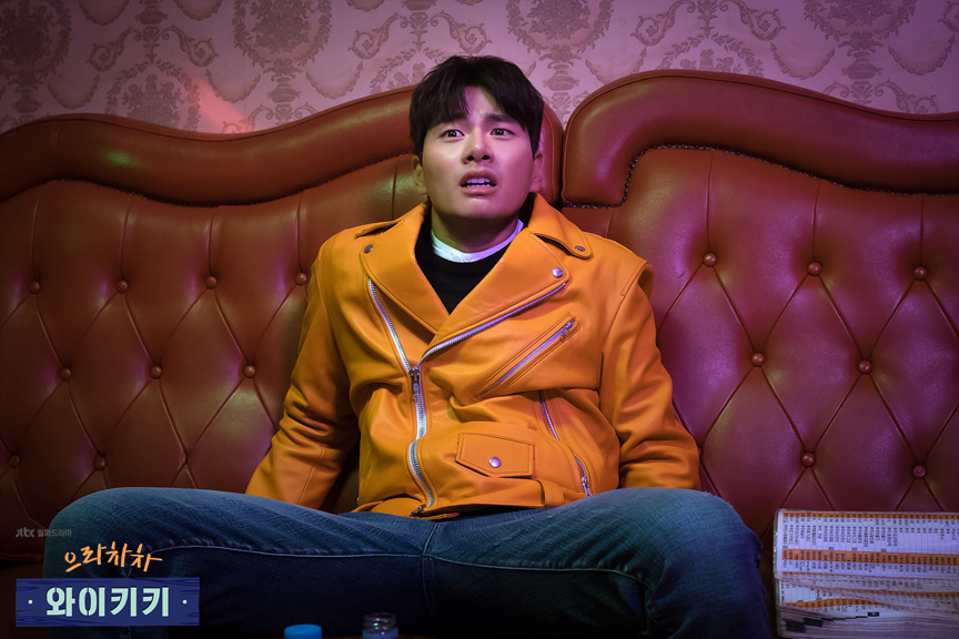 海报剧照主角定妆照剧情:青春情景喜剧,讲述生活在首尔梨泰院民宿