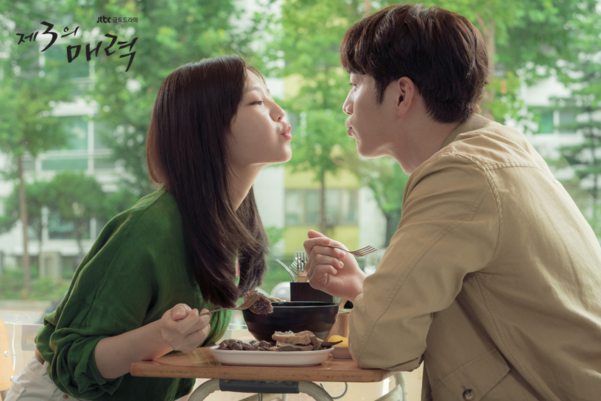 海报剧照主角定妆照剧情:《第三种魅力》是讲述陷入虽然不特别,但在