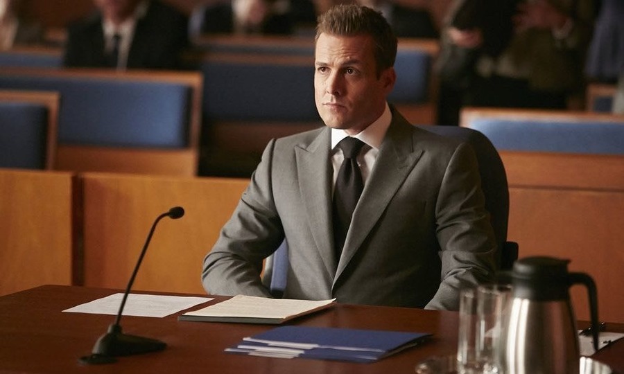 海报剧照剧情:《金装律师》(suits)获第6季续订,这一季将有16集,该剧