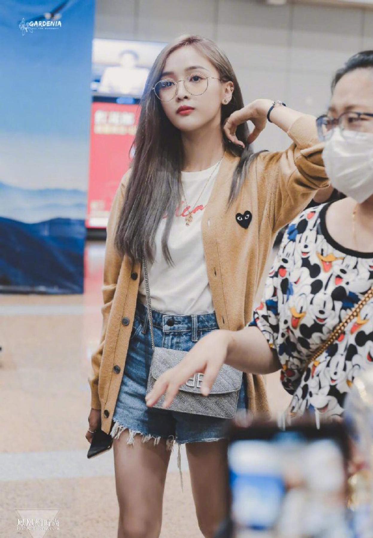 组图:吴宣仪白t搭咖色针织衫现身机场 浅紫新发色灵动吸睛