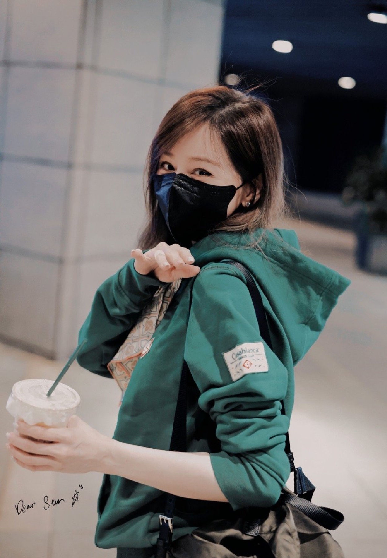 组图：王心凌《乘风破浪》上班图穿墨绿卫衣俏皮对镜挥手状态佳第5张图片