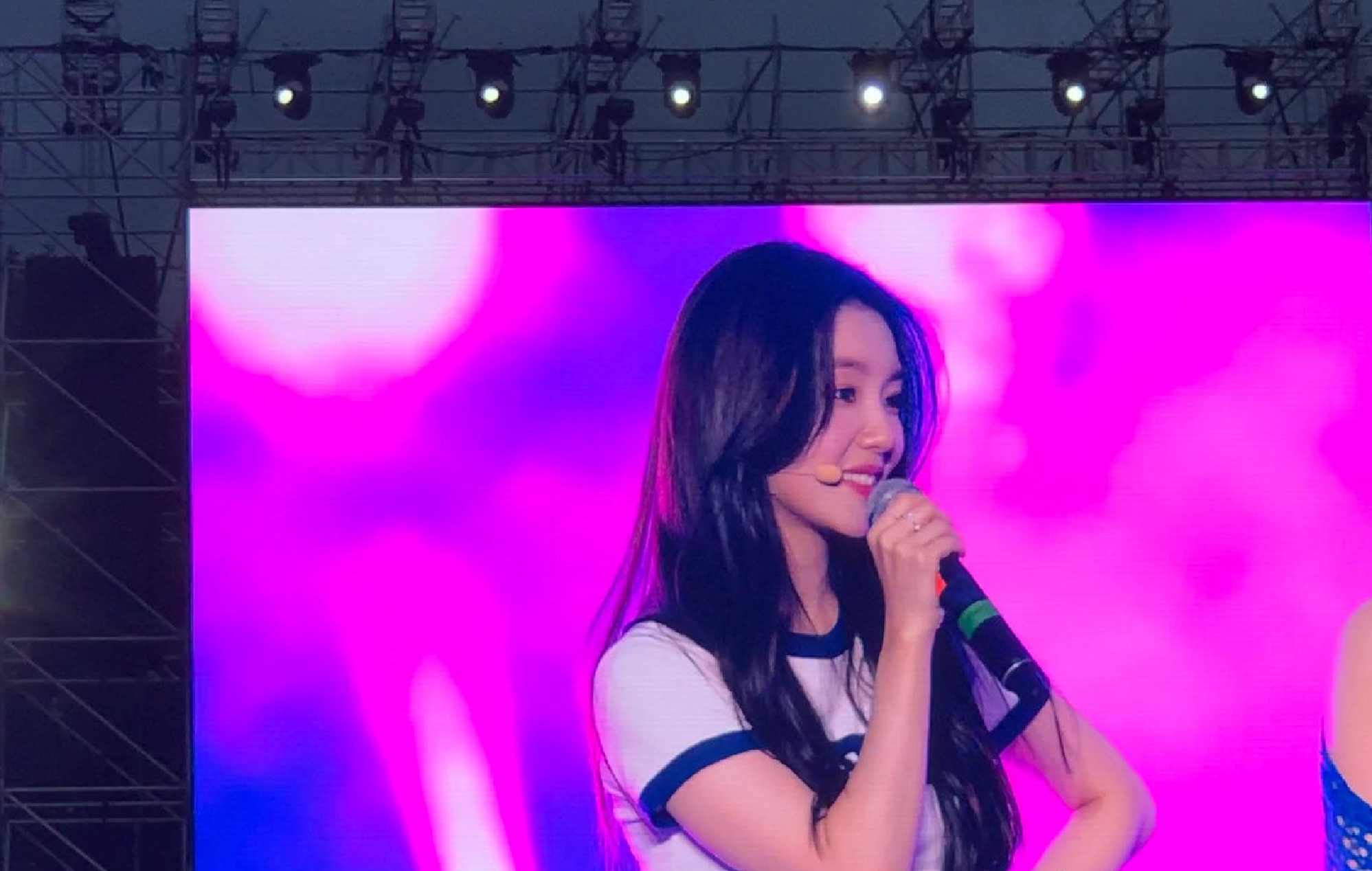 組圖：32歲裴珠泫倫敦演出照美出新高度 大螢幕特寫依舊毫無瑕疵