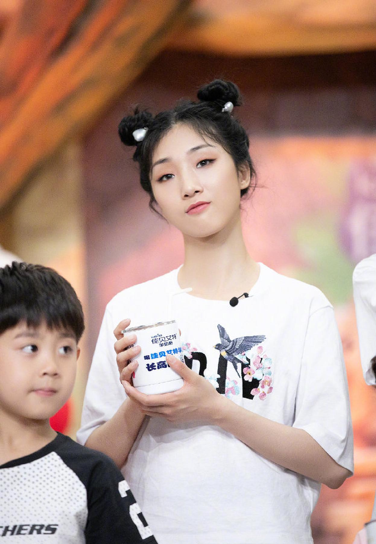 组图:yamy穿白色套装绑双丸子头 往日酷girl画风突变