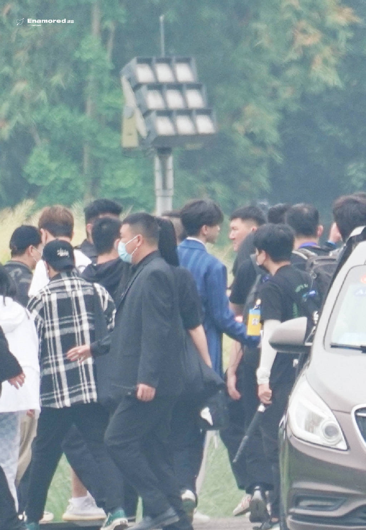 组图：蔡徐坤奔跑吧录制路透图曝光穿条纹西装人群中亮眼第2张图片