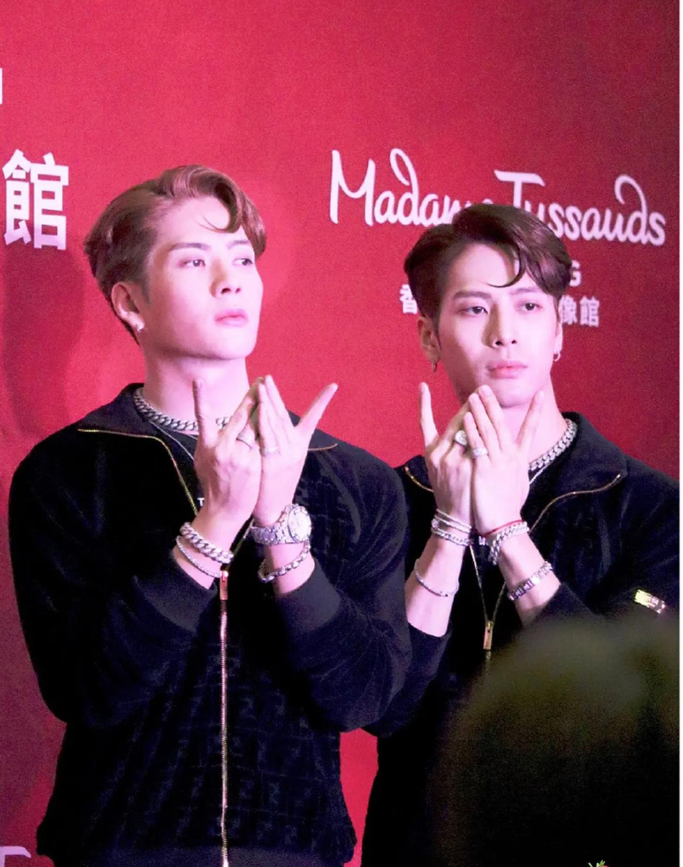 组图王嘉尔全黑套装揭幕本人蜡像 真假难辨调皮亲吻复制人
