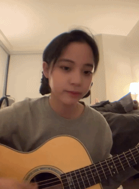 欧阳娜娜弹吉他
