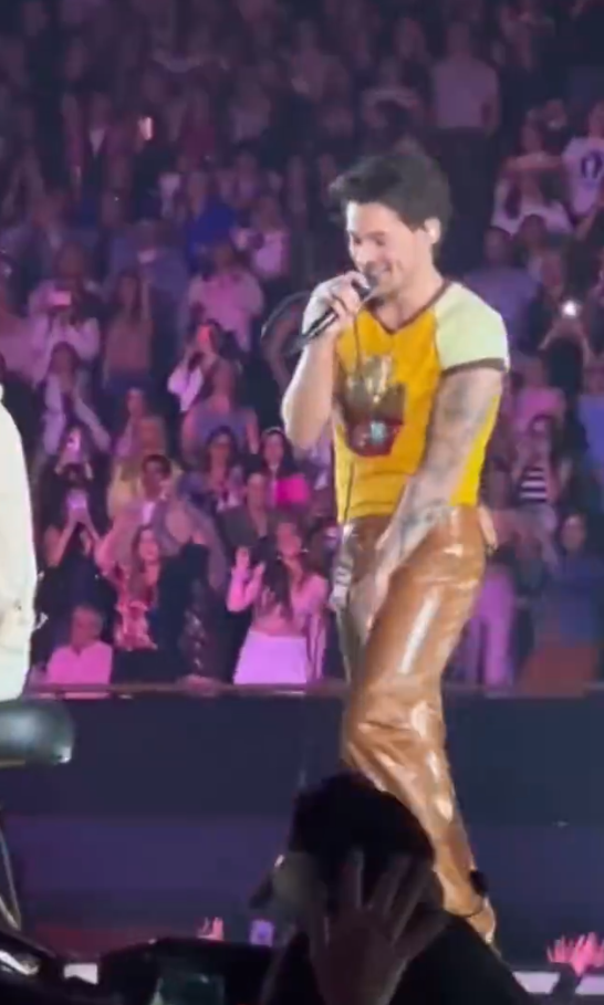 哈卷演唱会上激情跳动 裤子当场被撑破