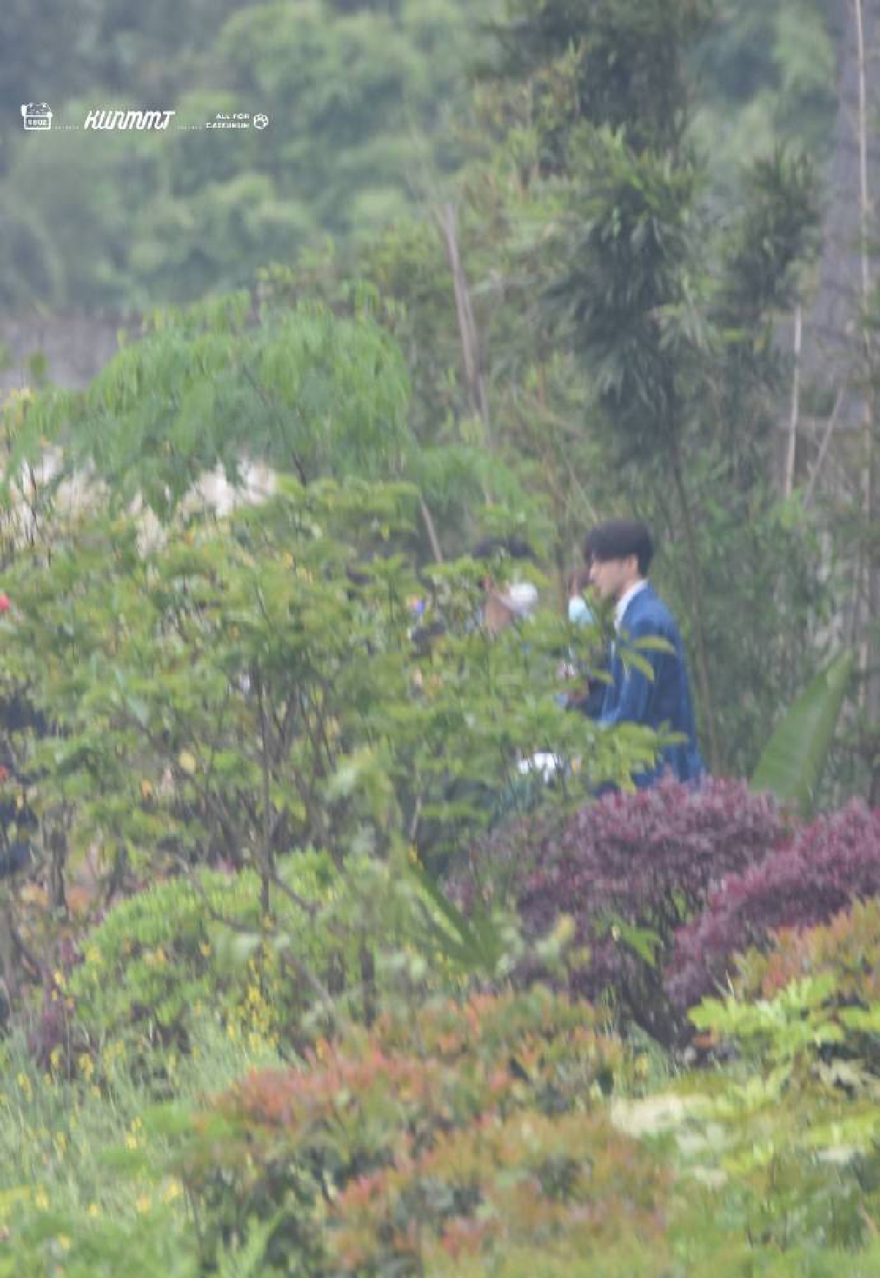 组图：蔡徐坤奔跑吧录制路透图曝光穿条纹西装人群中亮眼第5张图片