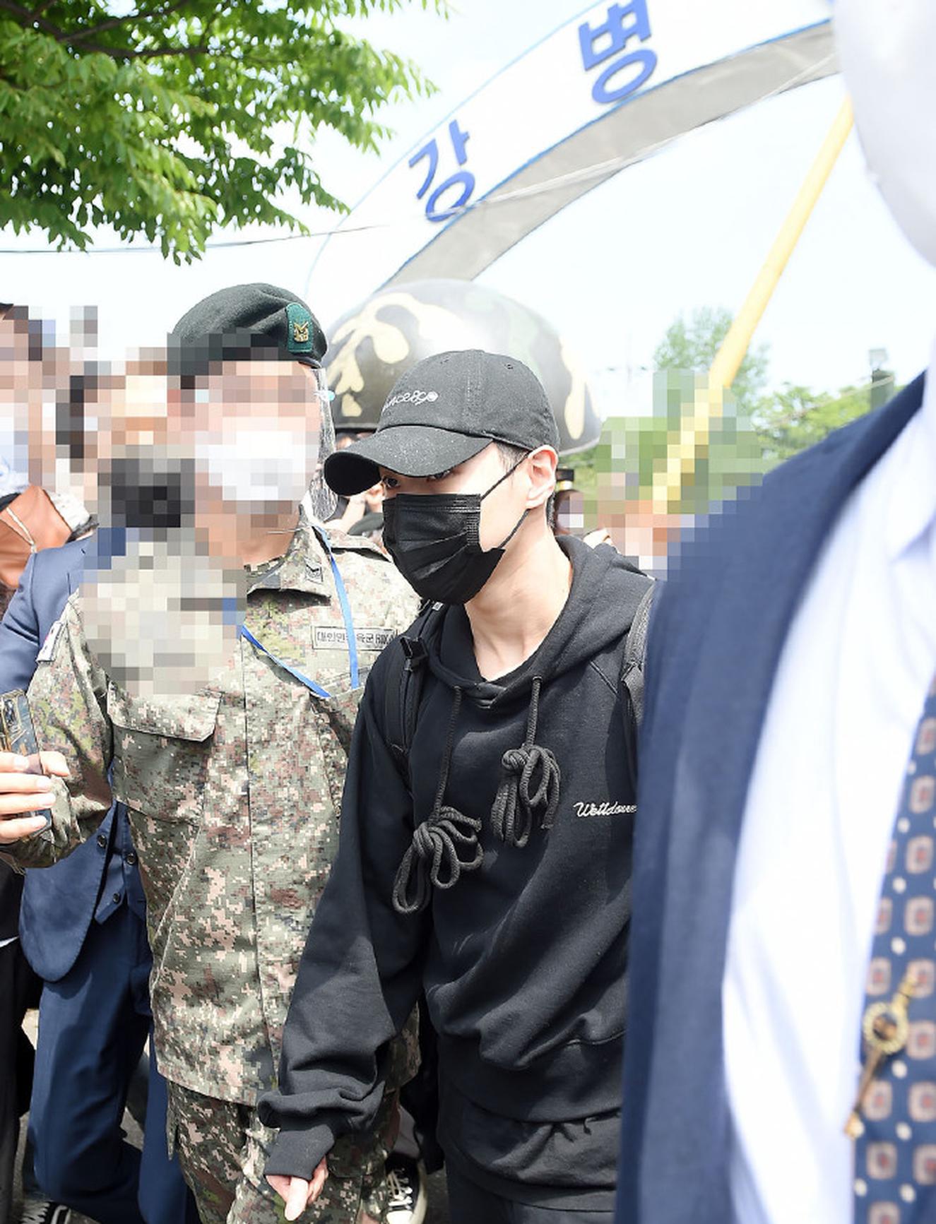組圖：SHINee成員泰民入伍現場照曝光 戴口罩素顏低調