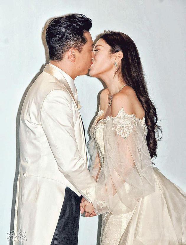 一对新人应传媒要求多次亲吻对方，十分恩爱