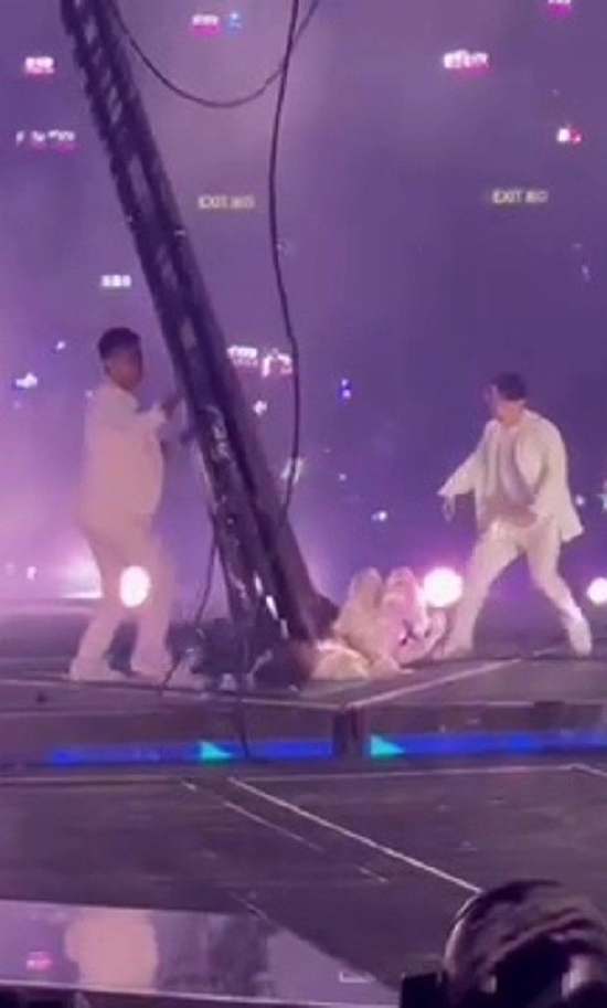 香港男团MIRROR演唱会现场突发意外 2名舞者受伤_手机新浪网